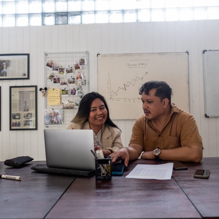 Paar arbeitet gemeinsam an einem Laptop