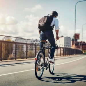 student-auf-fahrrad_300x300_2023_06