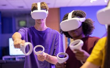 Drei Personen mit VR-Brille