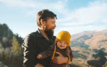 trennung_352x220_2025_01 Mann in den Bergen mit Baby auf dem Arm