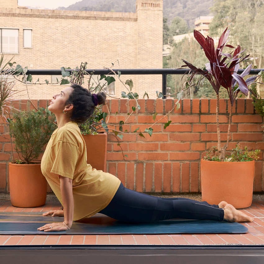 Colombia_woman_yoga_carmentrianaa Frau beim Yoga auf ihrem Balkon
