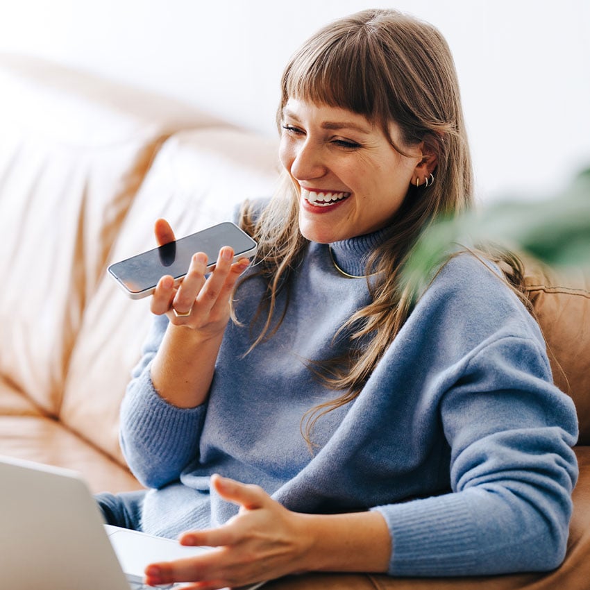 Frau telefoniert erfreut am Handy