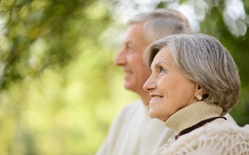 unfallversicherung-rentner_352x220_2023_05 zufriedenes älteres Paar