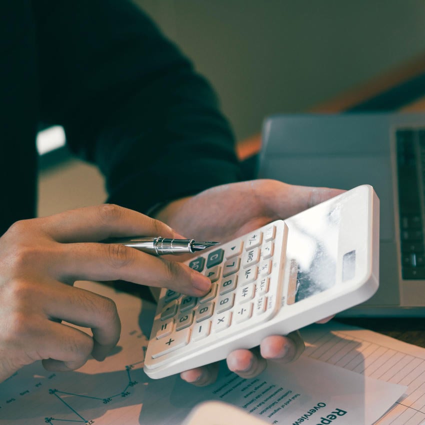 Mann rechnet mit Taschenrechner