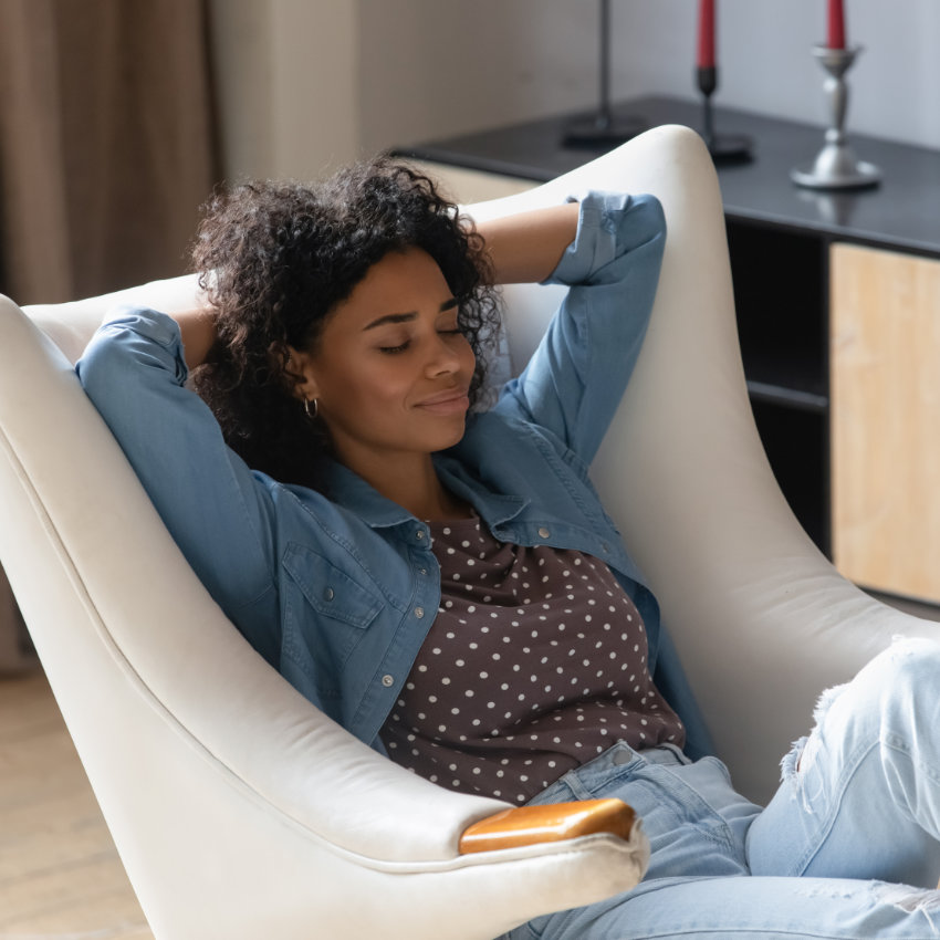 junge Frau entspannt in einem Sessel