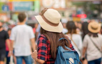 urlaub-trotz-krankschreibung_352x220_2023_05 junge Frau im Urlaub