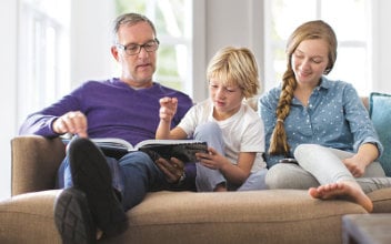 vater-liest-mit-kindern-auf-sofa_352x220_2022_01 vater-liest-mit-kindern-auf-sofa