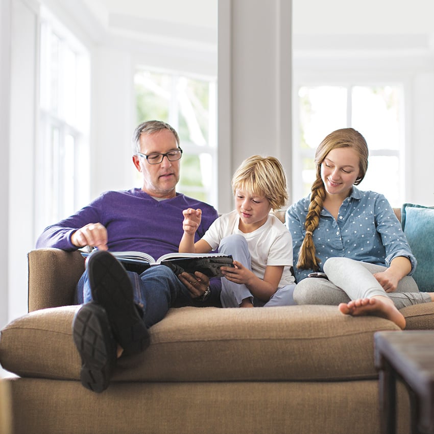 zu-refresh-pk-privatschutz-850x850 vater liest mit kindern auf sofa