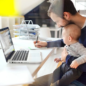vater-mit-baby-am-laptop_300x300_2021_12 vater-mit-baby-am-laptop_300x300_2021_12