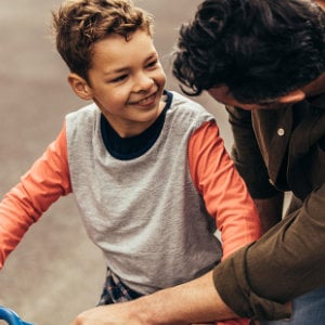 vater-und-sohn-mit-fahrrad_1200x630_2021_06 Vater bringt Sohn radfahren bei