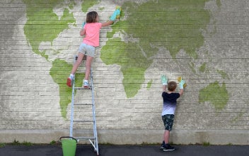verordnung_352x220_2023_09 Kinder putzen Mauer