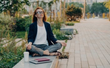 deine-vorteile_352x220_2022_09 Frau entspannt sich im Yoga-Sitz