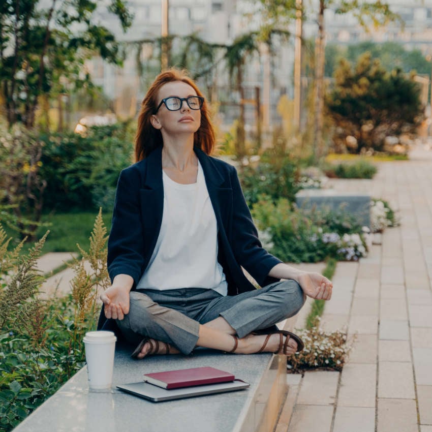 Frau entspannt sich im Yoga-Sitz