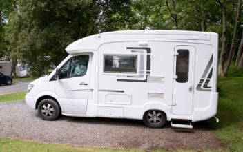 wohnmobil-vermieten_352x220_2024_04 Wohnmobil parkt auf Campingplatz