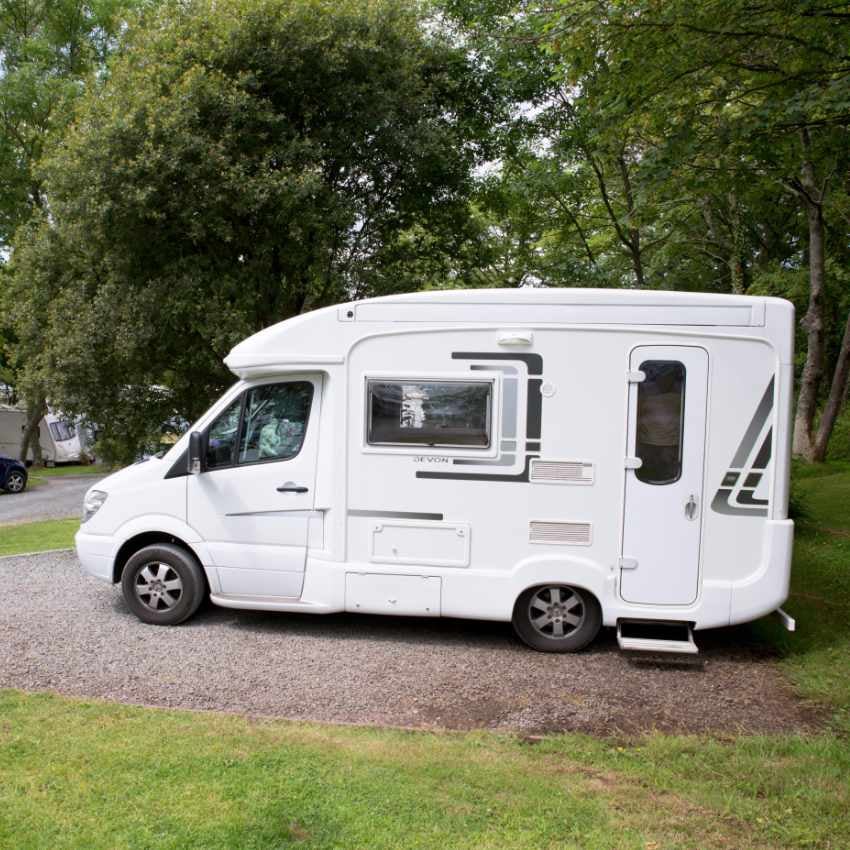 Wohnmobil parkt auf Campingplatz