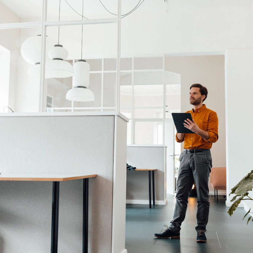 wohnungsuebergabe_850x850_2023_11 Mann mit Dokument in einer hellen Wohnung