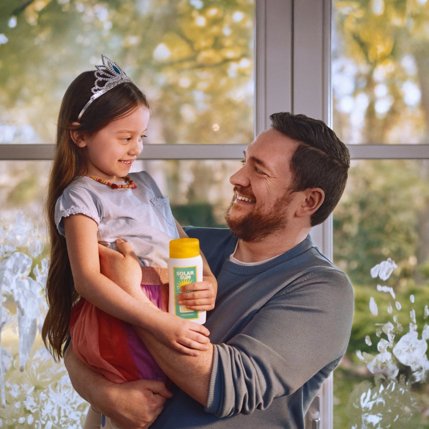 berufsunfaehigkeitsversicherung_850x850_2025_04 Vater hält Tochter auf dem Arm