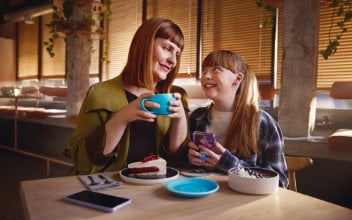 bu-schueler_352x220_2023_12 Kind  träumt umgeben von gezeichnetem Flugzeug