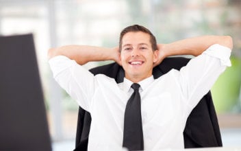 entscheider-rechtsschutz_352x220_2023_02 Mann mit hinter dem Kopf verschränkten Armen