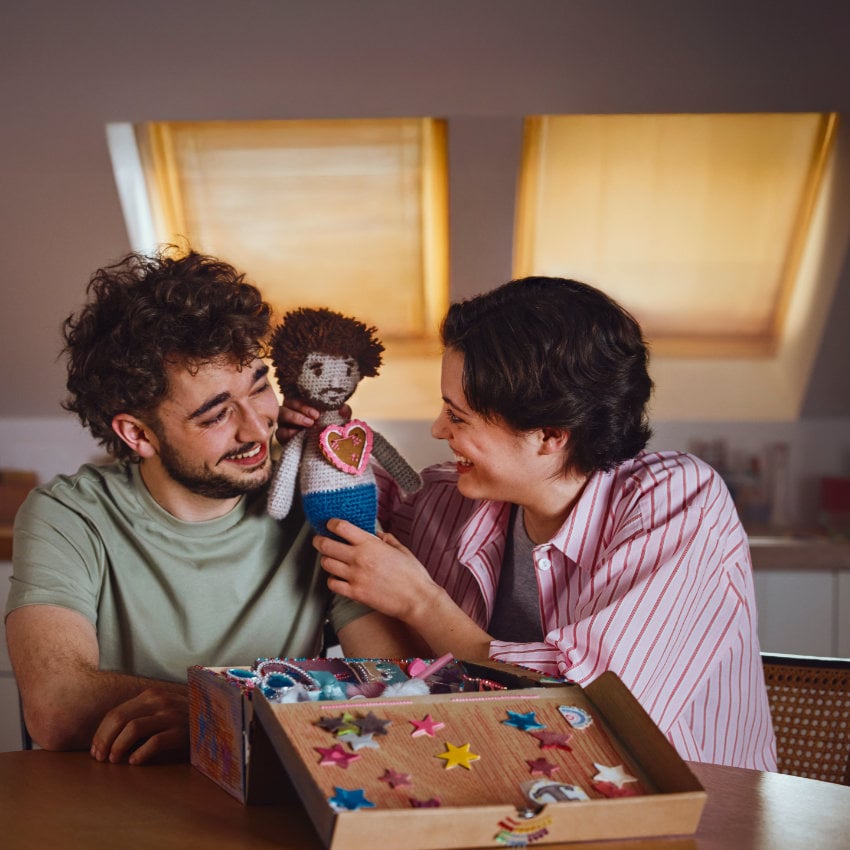 fondsgebundene-rentenversicherung_850x850_2025_04 Pärchen mit gehäkelter Puppe