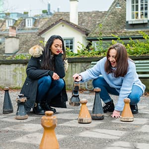 junge-hausrat_300x300_2020_11 maedchen-singt-mit-kopfhoerern_300x300_2020_11