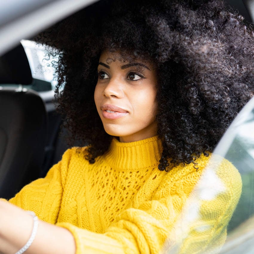 2E4KEPC_850x850 Junge Frau beim Autofahren