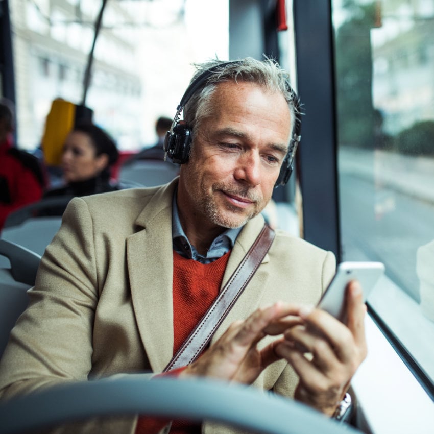 Mann mit Kopfhörer und Handy