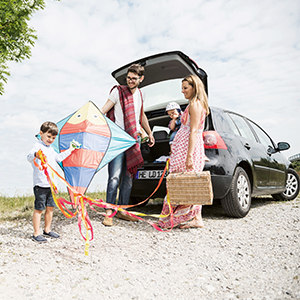 kfz-versicherung-winter_300x300_2022_07 Mann-mit-hand-am-steuer