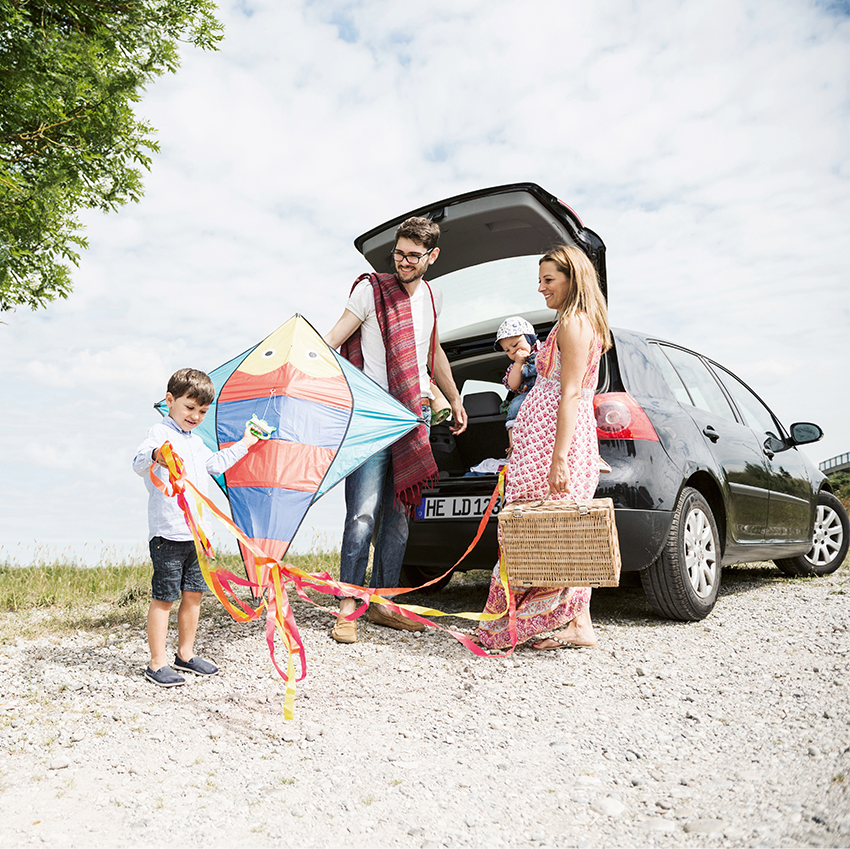 kfz-versicherung-winter_850x850_2022_07 Mann-mit-hand-am-steuer