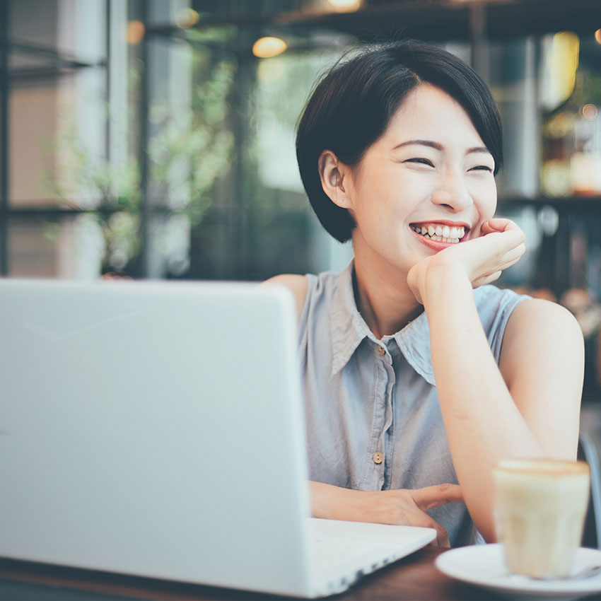 meine-zurich_850x850_2020_11 Frau mit Kaffee am Laptop