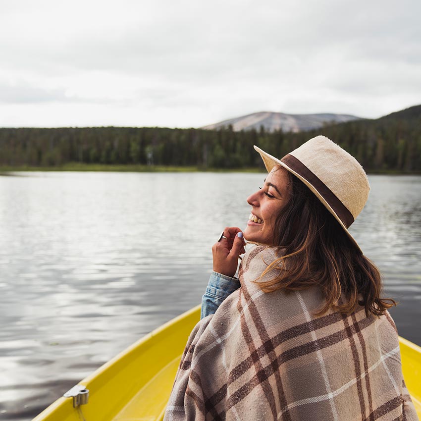 Frau in Boot auf See