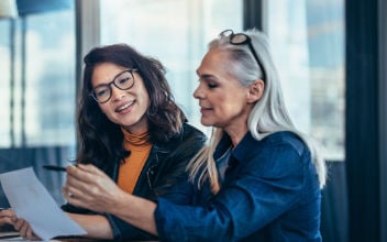 pensionsfonds_352x220_2023_05 Frau topft Pflanze ein