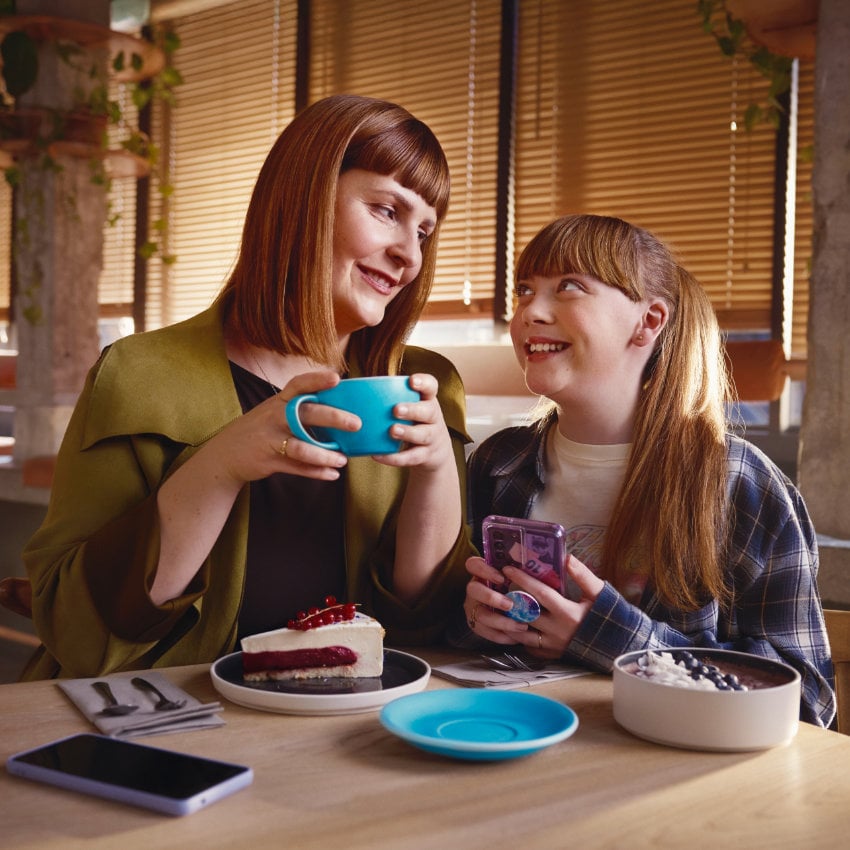 Mutter und Tochter im Café