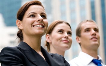 selbststaendige_352x220_2023_02 Eine Frau und zwei Männer