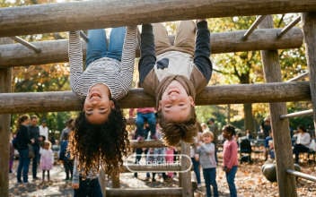 unfallversicherung-kinder_352x220_2021_11 KI generierte Darstellung von zwei Kindern, die kopfüber an einem Klettergerüst hängen