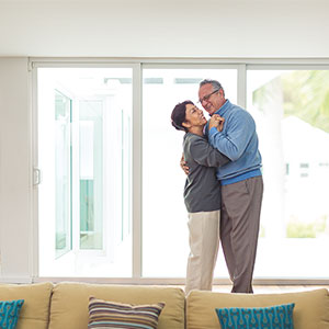 paar-tanzt-im-wohnzimmer_300x300_2020_11 paar-tanzt-im-wohnzimmer