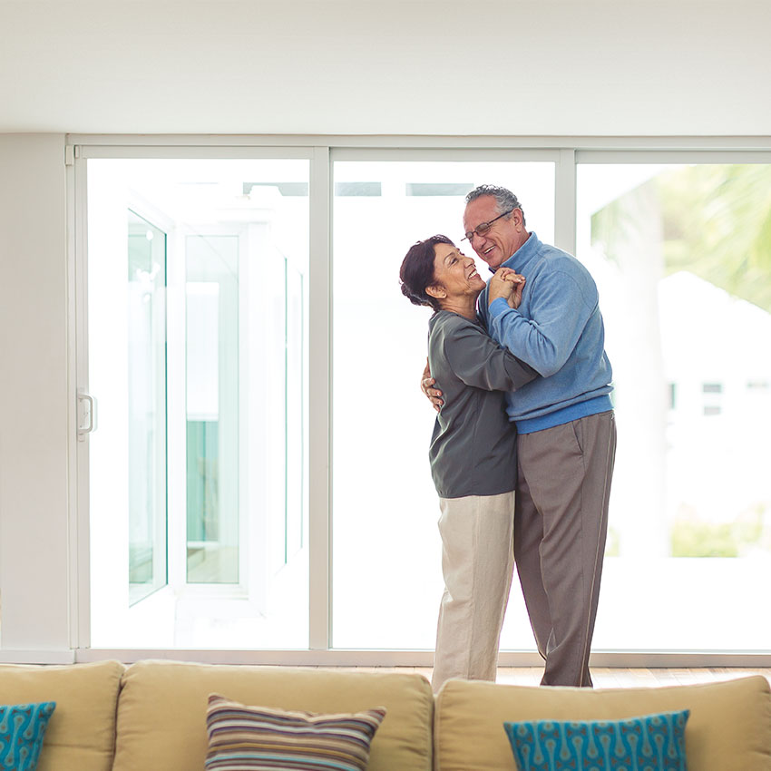 wohngebaeudeversicherung_850x850_2020_11 Paar tanz in Wohnzimmer