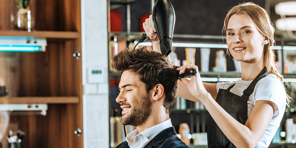 zu-gk_friseure_content1_1250x625 Friseurin föhnt Kunden die Haare