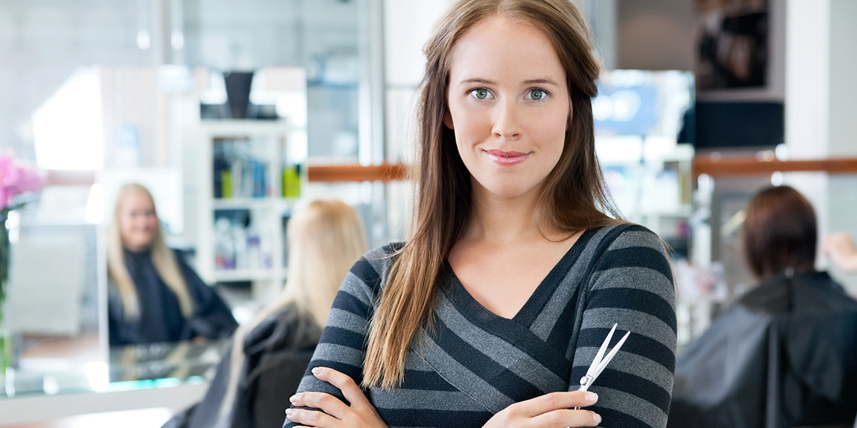 zu-gk_friseure_content3_1250x625 Friseurin mit Schere