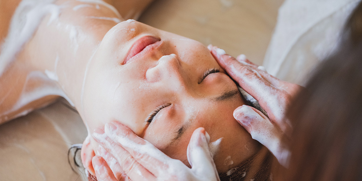 zu-gk_kosmetiksalon_content1_1250x625 Frau bei Gesichtsbehandlung