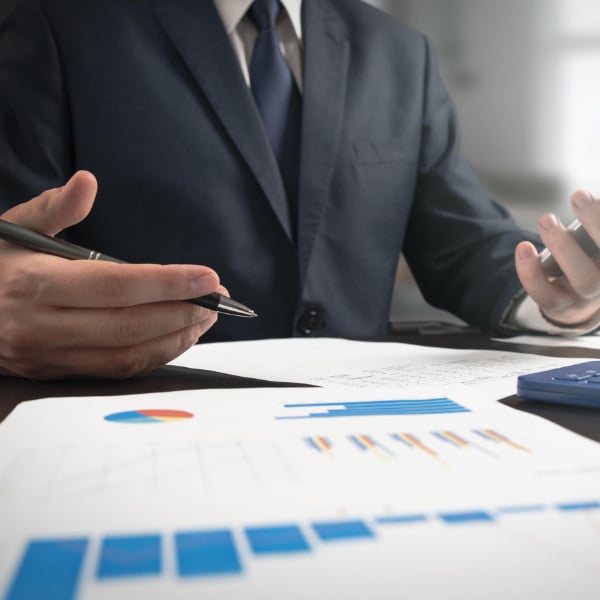 Steuerberater mit Unterlagen