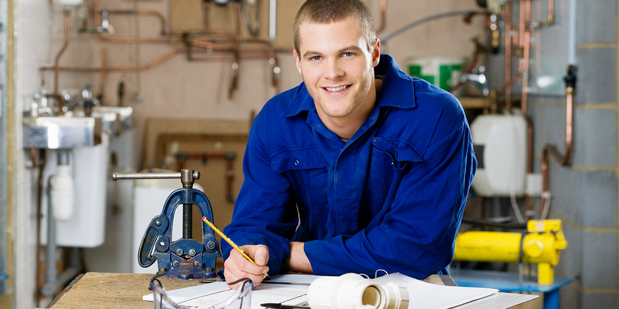 Installateur schreibt Rechnung