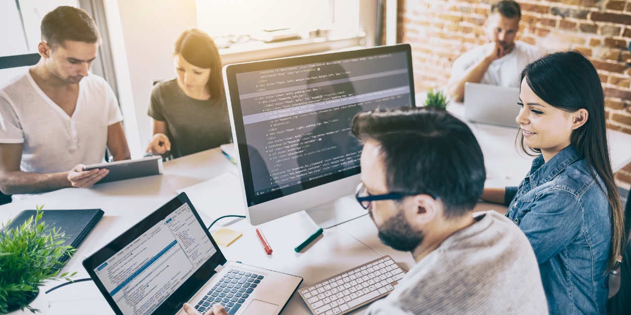 zu-gk_cybersicherheit_1_1250x625 Menschen an Computern, Laptops und Pads