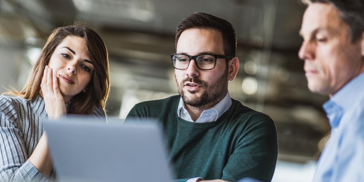 zu-gk_cybersicherheit_2_1250x625 Drei Personen vor Laptop