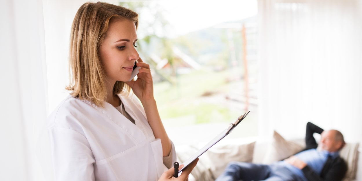 Frau beim Telefonieren