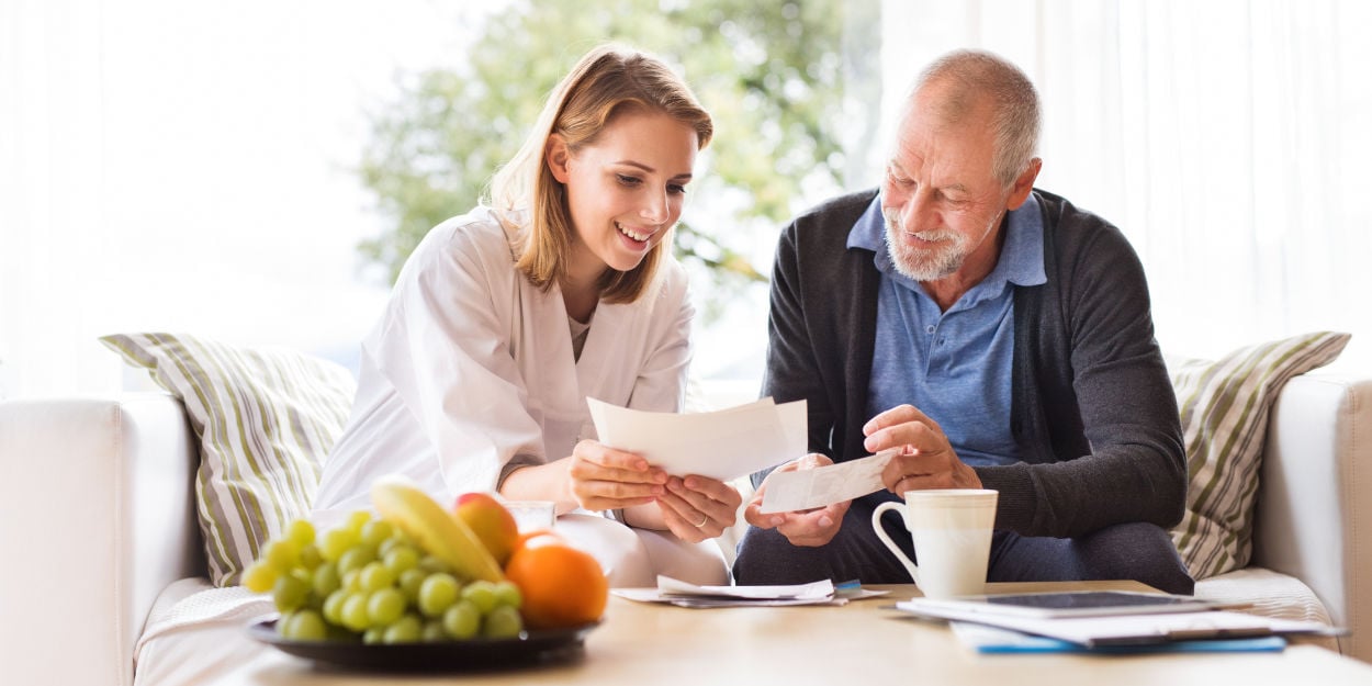 Frau und älterer Mann mit Post