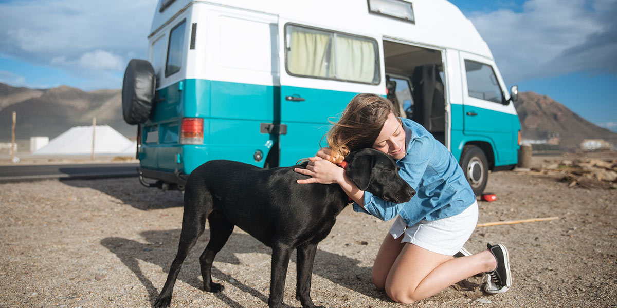 ZUR_Wohnmobil_3_komp Frau umarmt Hund