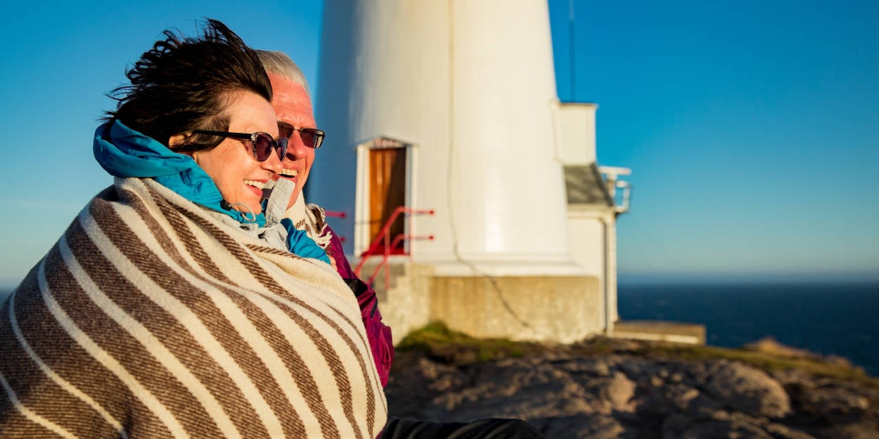 Rentner vor Leuchtturm