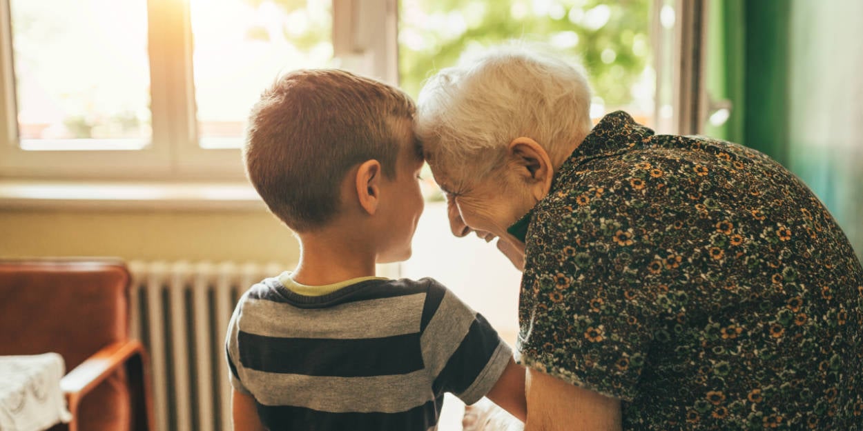 Alte Frau innig mit kleinem Jungen