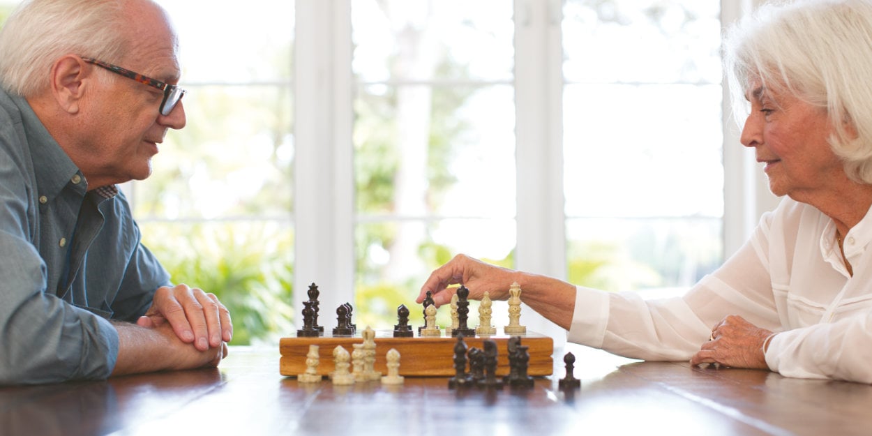 älteres Paar beim Schachspielen